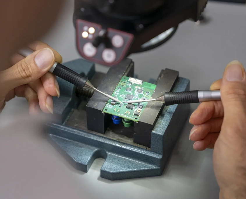 Controllo di circuito elettronico nel reparto R&D