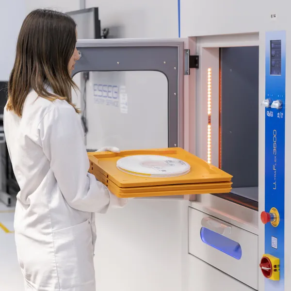 Produzione elettronica reparto colludo, operatrice di laboratorio